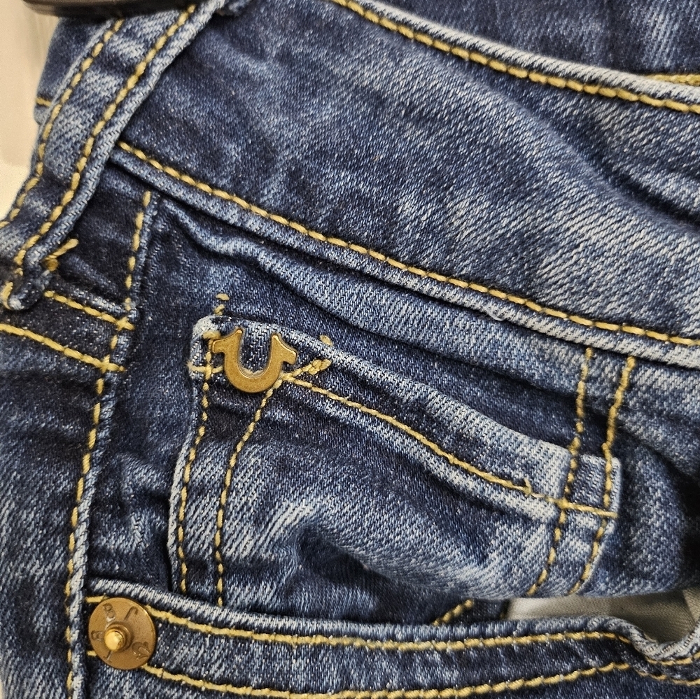 True Religion Brenna Relaxed Mid Rise Denim Shorts Women 25 Blue Raw Hem Distres - Picture 9 of 11